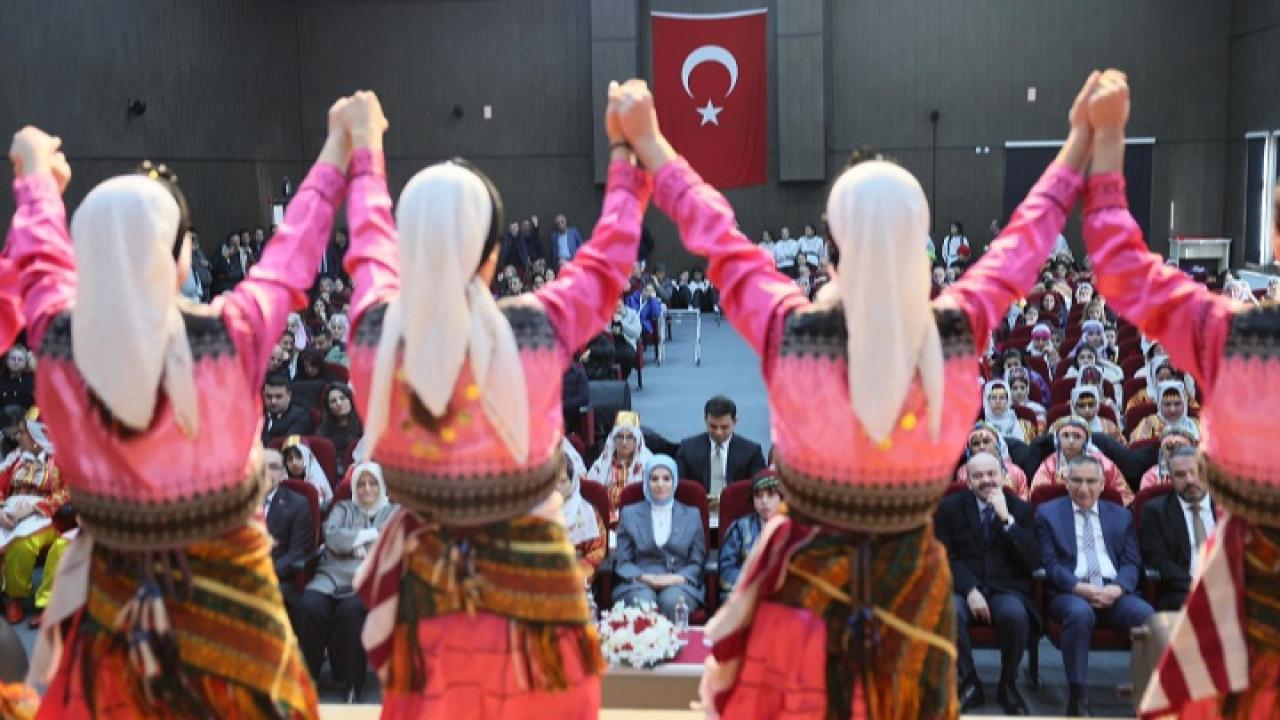 “Bizim Çocuklar” halk oyunlarıyla sahnede