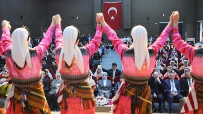 “Bizim Çocuklar” halk oyunlarıyla sahnede