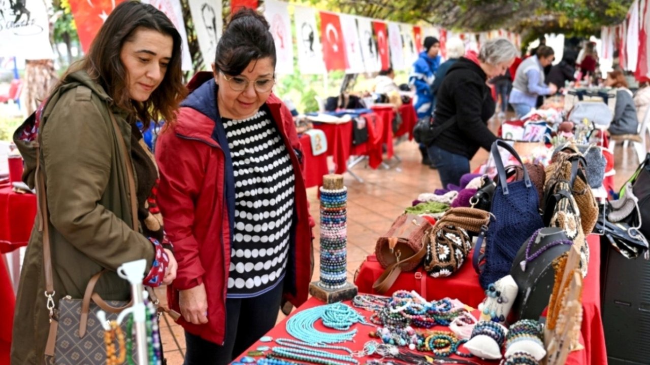 Bornova’da Yılbaşı Alışverişi Kadın Emeğiyle Renklendi