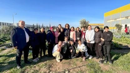 Bornovalı öğrenciler kent bostanında doğayla buluştu