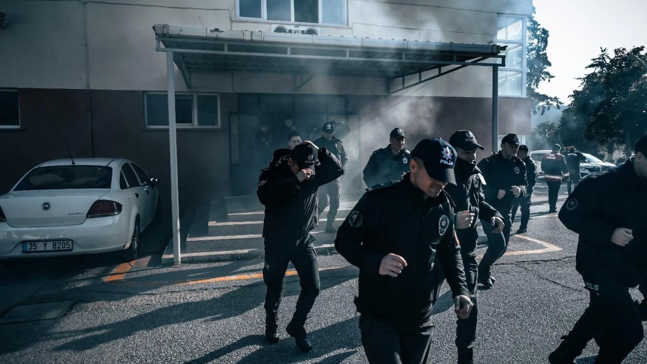 Buca’da Polis Okulunda Gerçeği Aratmayan Yangın Tatbikatı