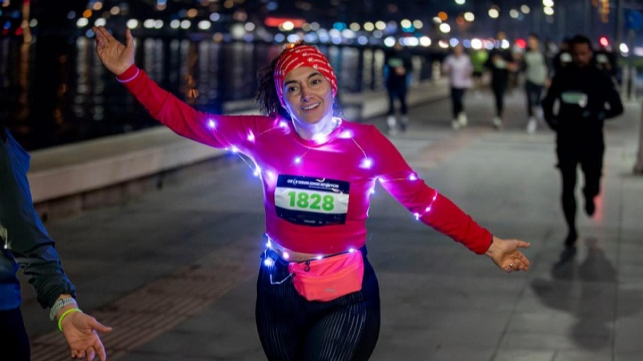 En Uzun Geceyi İzmirliler Koşarak Aydınlattı