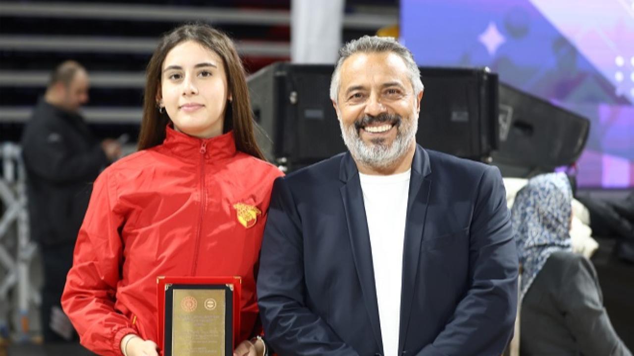 Göztepeli Eylül Bedük’e “Sporun Enleri”nde Onur Plaketi