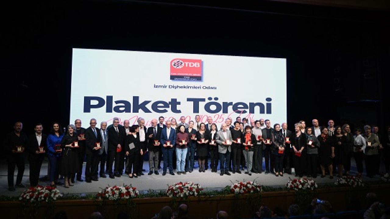 İzmir’de Topluma Adanmış Diş Hekimlerine Plaket