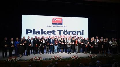 İzmir’de Topluma Adanmış Diş Hekimlerine Plaket