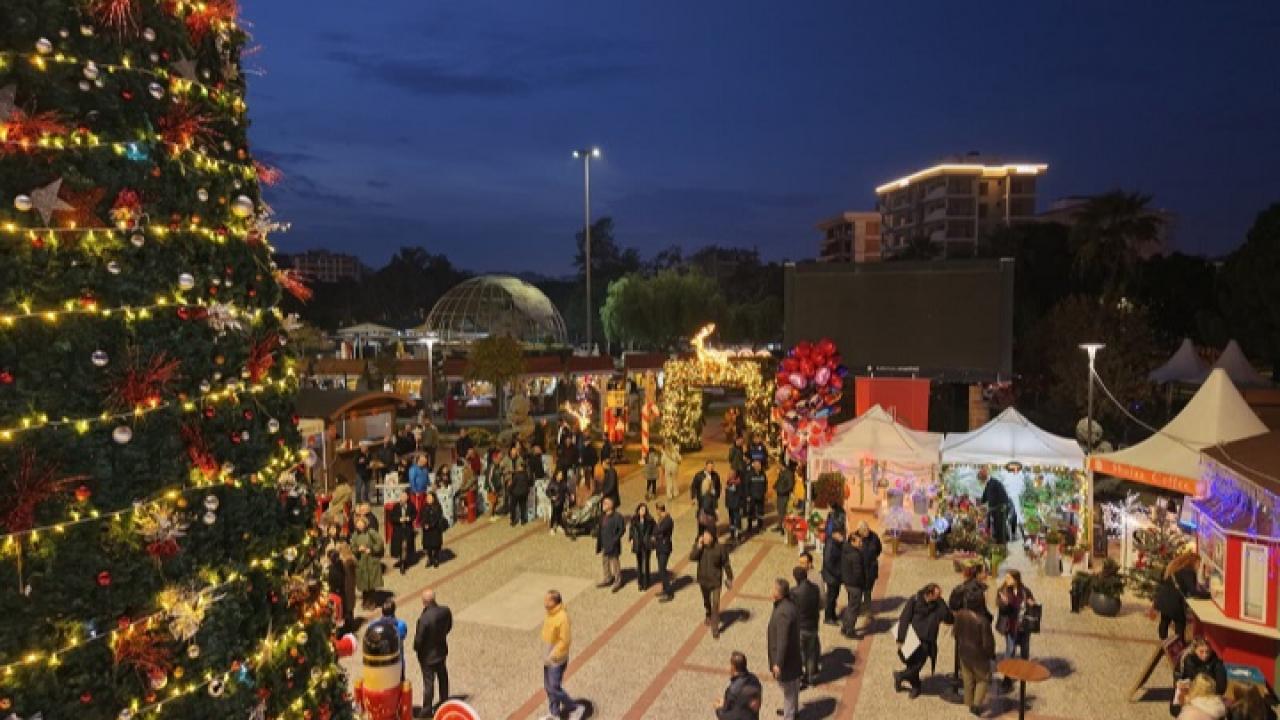 Karşıyaka’da Yeni Yıl Coşkusu Meydanlara Taştı