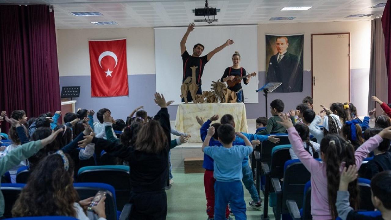“Kendini Arayan Zürafa” Buca’da minik kalpleri ısıttı