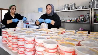 Seferihisar’da sofralara sıcak destek