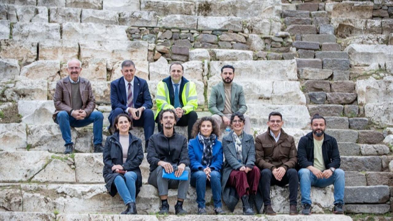 Smyrna Tiyatrosu yeniden gün yüzüne çıkıyor