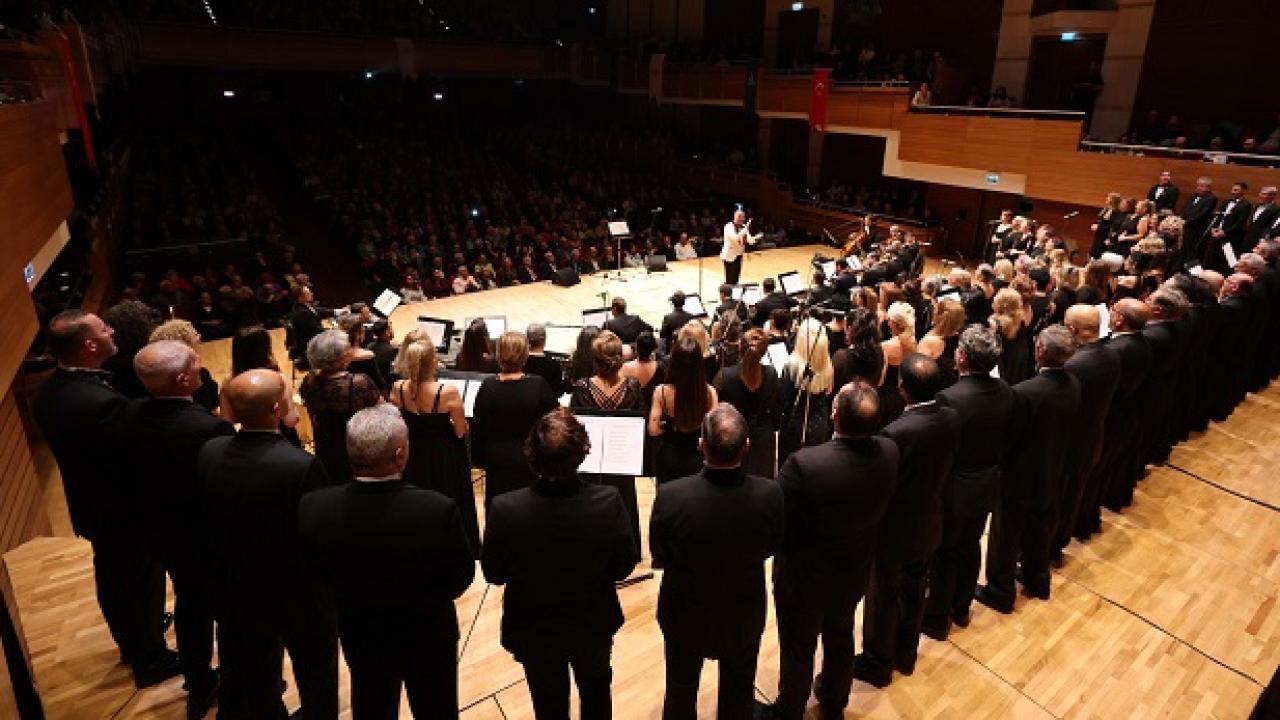 “Sonbahar Şarkıları” İzmir’de Duygusal Gece Yaşattı