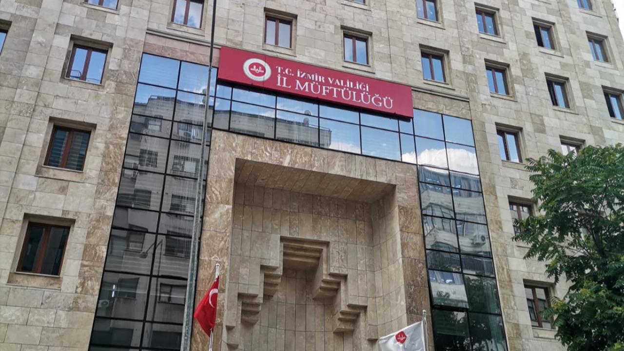 Yoksul Camiler, Zengin Makamlar