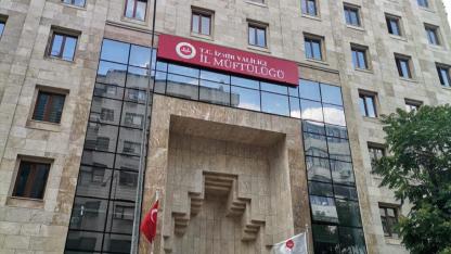 Yoksul Camiler, Zengin Makamlar