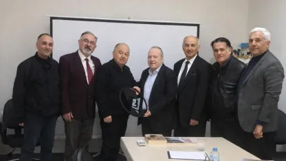 Burhan Özfatura: “İzmir Yanlış Politikaların Bedelini Ödüyor”