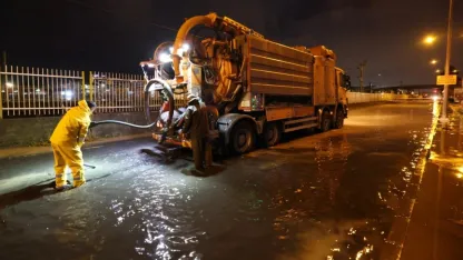 İzmir’de Sağanak Alarmı: Ekipler Gece Boyunca Sahadaydı