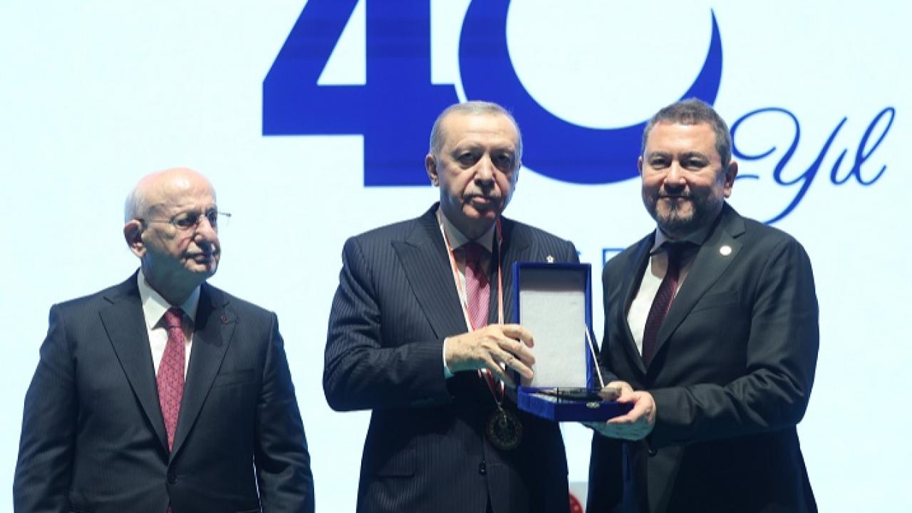 Erdoğan’dan İzmirli İş İnsanı Nazım Torbaoğlu’na Plaket!