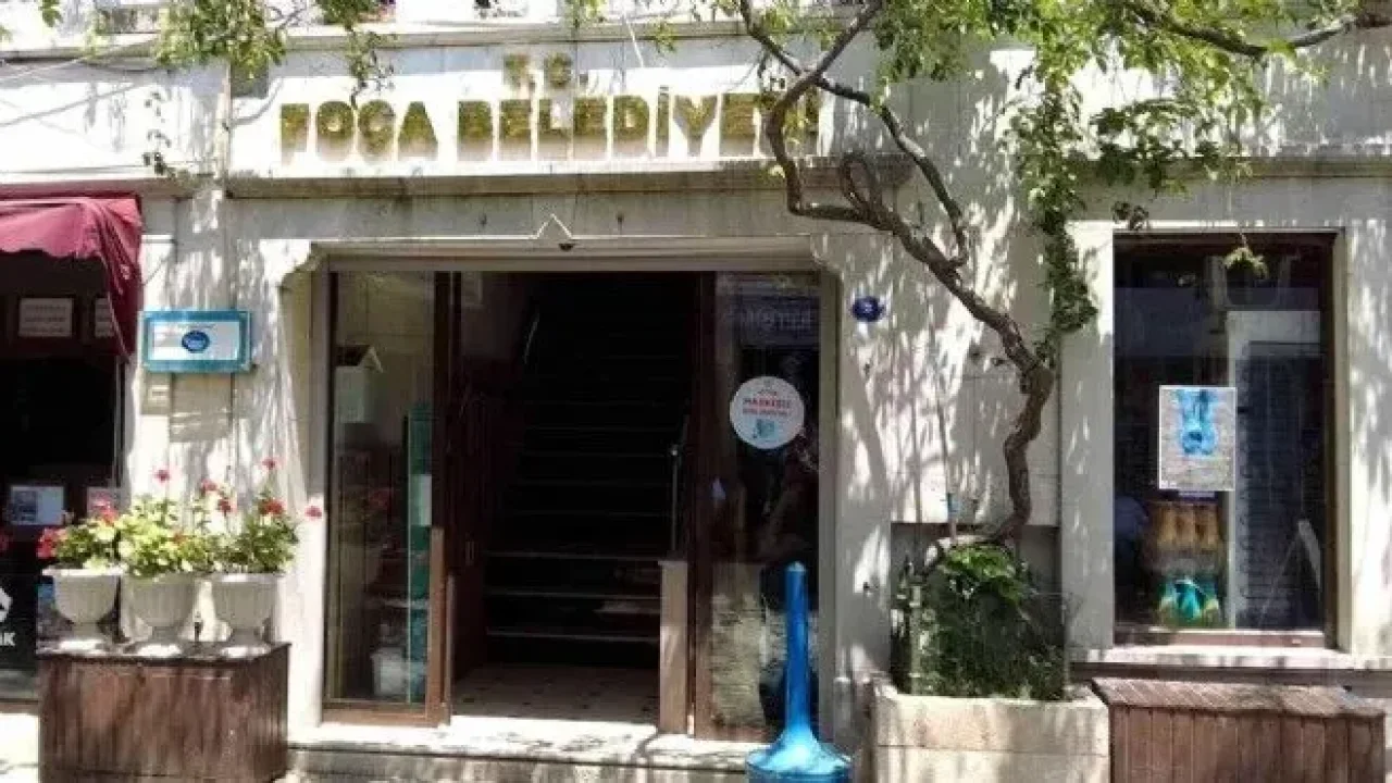 Foça Belediyesi’nde gerginlik: Müteahhit belediyeyi bastı