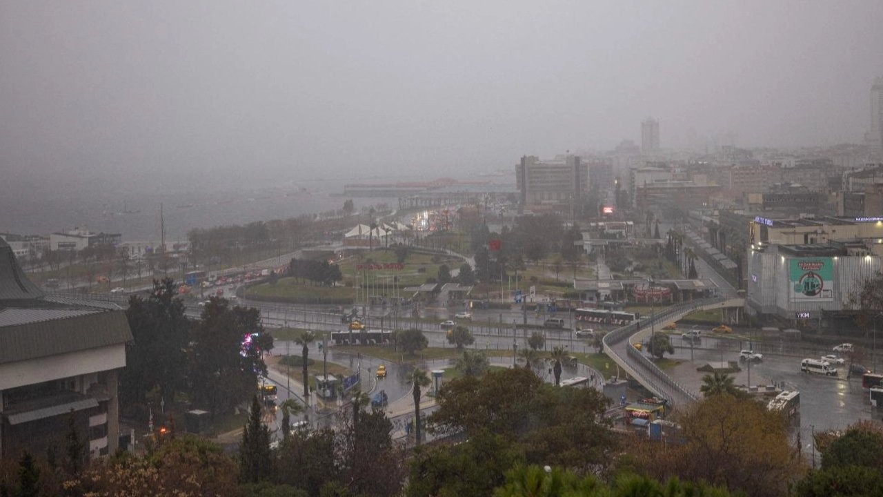 İzmir’de Sağanak Alarmı: Büyükşehir Tüm Birimleriyle Sahada