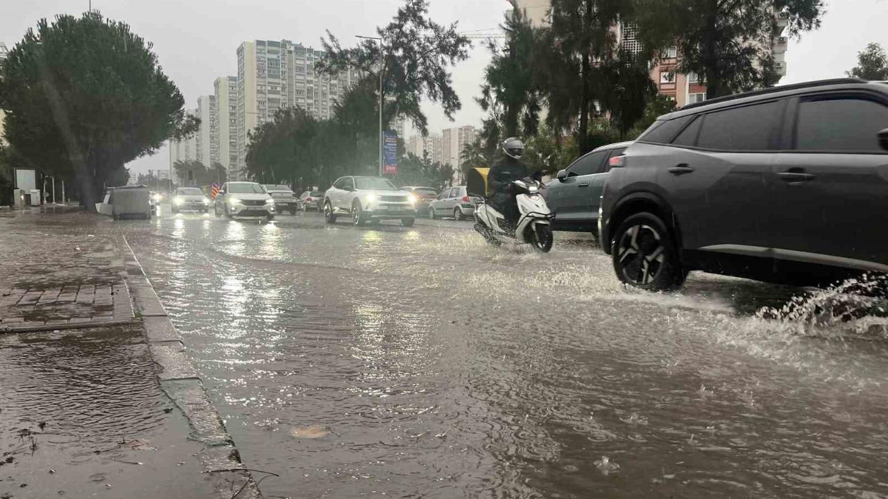 İzmir’i sağanak ve fırtına vurdu