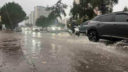 İzmir’i sağanak ve fırtına vurdu