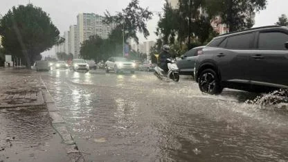 İzmir’i sağanak ve fırtına vurdu