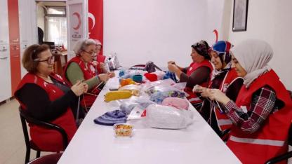 Kızılay Menemen, çocukların hem kalbini hem ellerini ısıtıyor