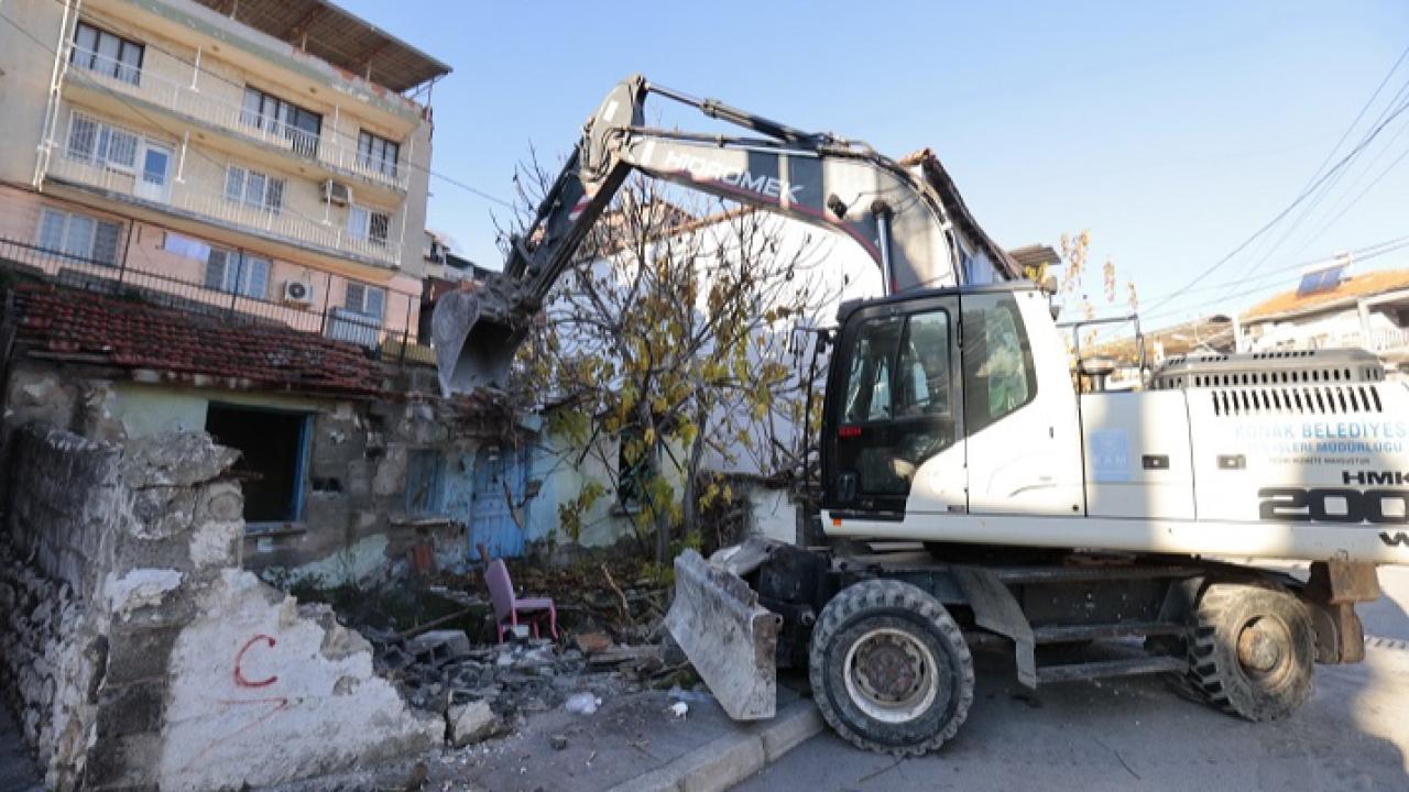 Konak’ta riskli metruk binalar tek tek kaldırılıyor