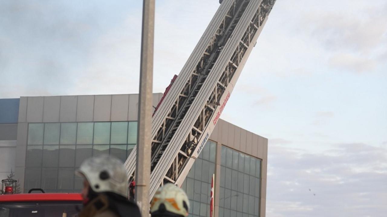 Menderes’te Fabrika Yangını Büyümeden Söndürüldü