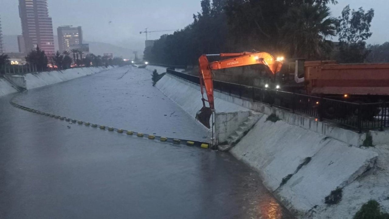 Sağanakta İzmir Alarmda