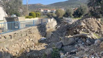 Yeni Foça’da yarım kalan kazı mahalleyi kilitledi