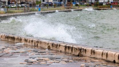 İzmir’de deniz seviyesi yükseldi, ekipler alarmda