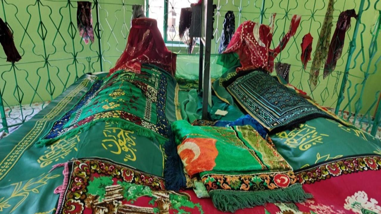 Akçaalan Türbeleri Hafta Sonu Dolup Taşıyor