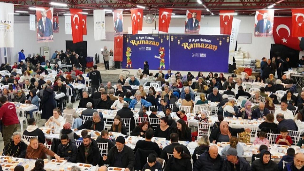 Ayvalık’ta Ramazan Sofraları Altınova’da Kuruldu