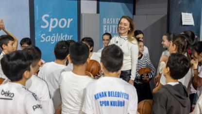 Başkan Mutlu Spor Okullarında Miniklerle Buluştu