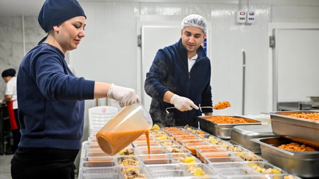 Bornova’da Ramazan sofraları kuruluyor