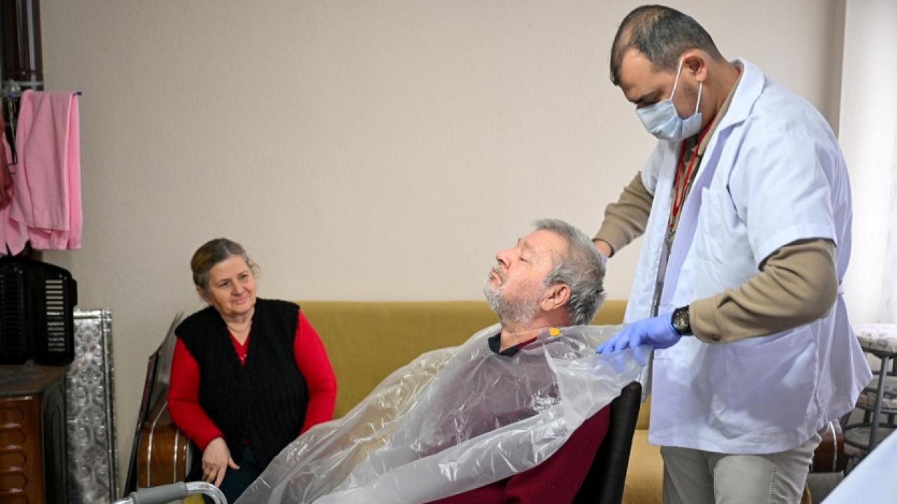 Bornova’dan ihtiyaç sahiplerine evde bakım desteği