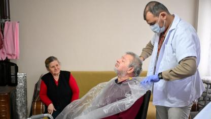 Bornova’dan ihtiyaç sahiplerine evde bakım desteği