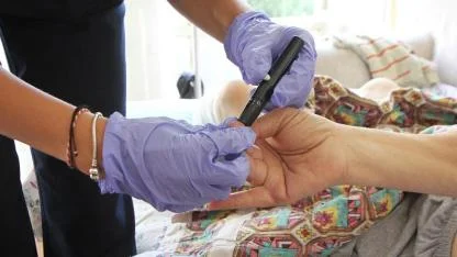 Karşıyaka’da Evde Sağlık Hizmetleriyle Yüzler Gülüyor