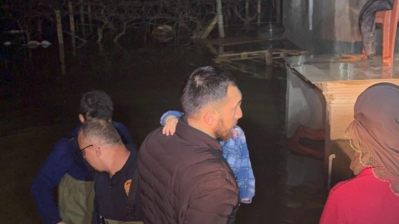 Manisa’da Selde Mahsur Kalan Aile Kurtarıldı