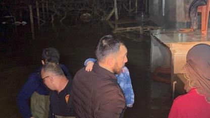 Manisa’da Selde Mahsur Kalan Aile Kurtarıldı