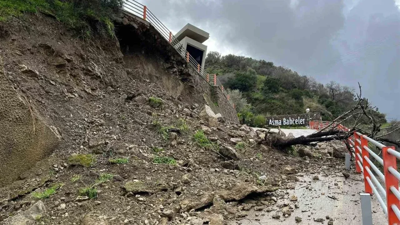 Narlıdere’de Heyelan Alarmı: Lüks Site Yolunda Ulaşım Durdu