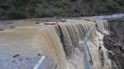 Sağanak Yolu Çökertti, Güzergâh Kapatıldı