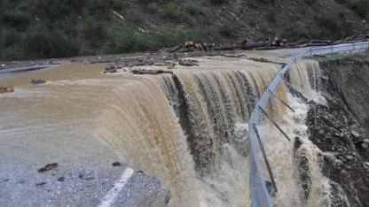 Sağanak Yolu Çökertti, Güzergâh Kapatıldı