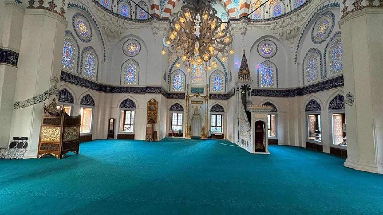 Tokyo Camii’ne Demirci İmzası