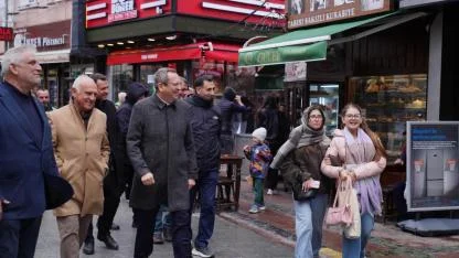 Ayvalık Çarşısında Bayram Coşkusu