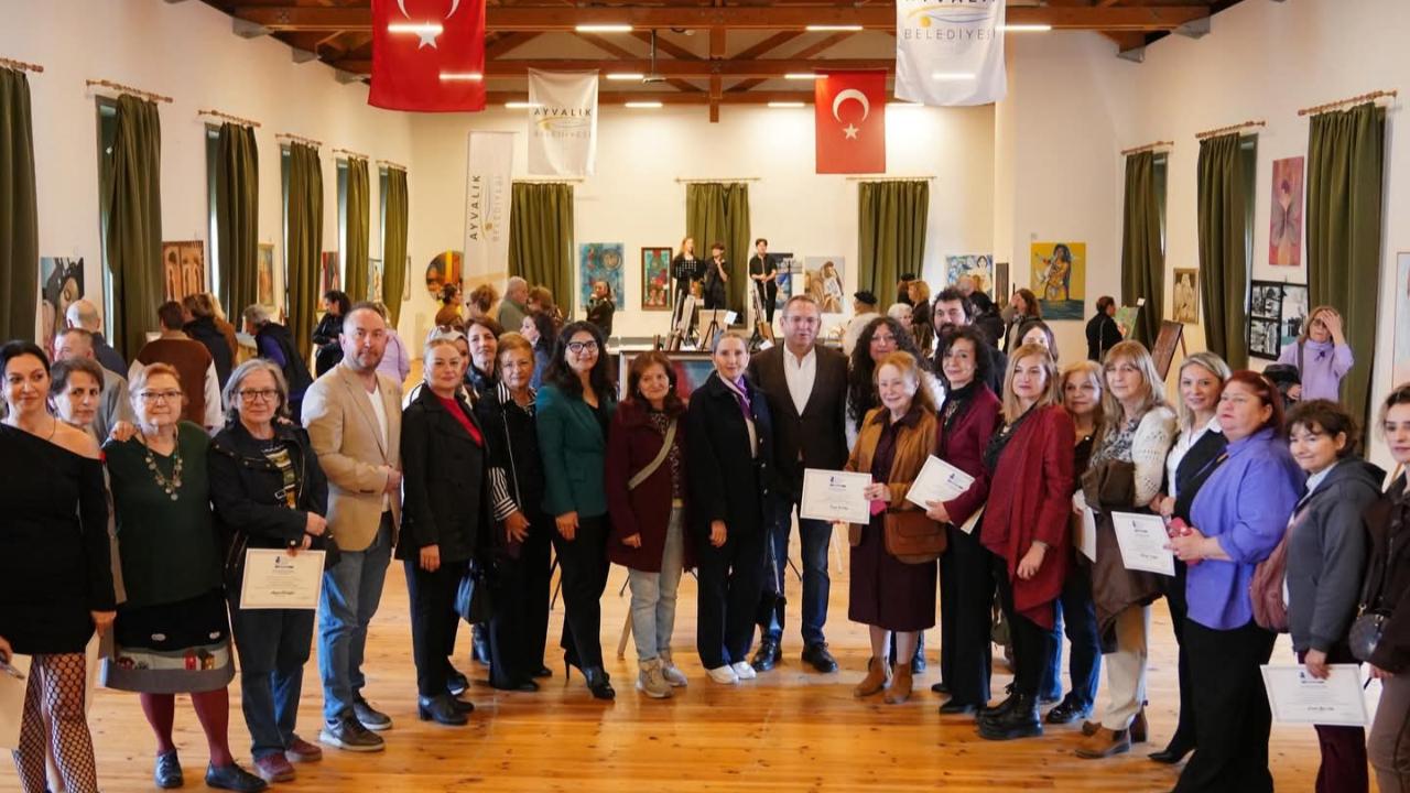 Ayvalık’ta Kadın Sanatçıların Eserleri Sanatseverlerle Buluştu