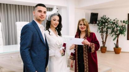 Balçova’da yeni evlenen çiftlere alışveriş kartı desteği