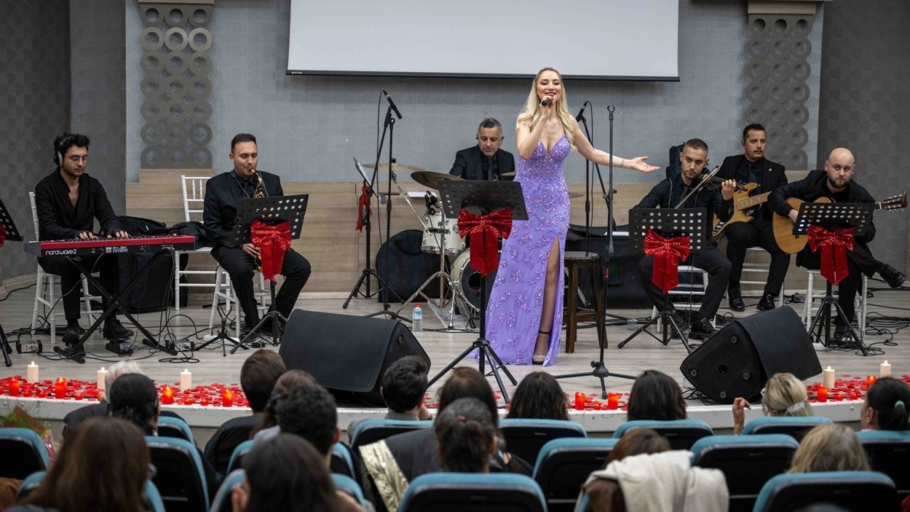 Bornova’da aşk şarkılarıyla dolu gece