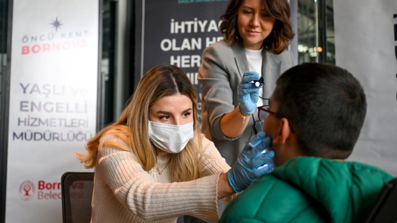 Bornova’da işitme engelli öğrencilere sağlık ve tarih etkinliği