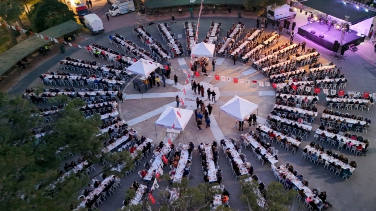 Bornova’da Kadir Gecesi’nde birlik sofrası