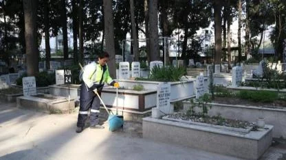 Çiğli’de Bayram Öncesi Yoğun Temizlik Mesaisi